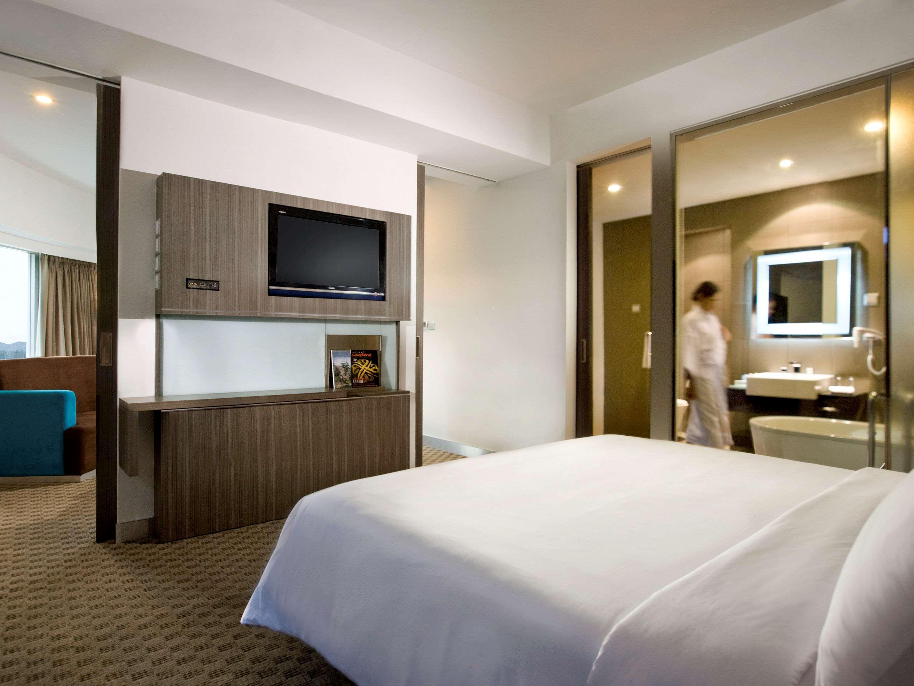 Novotel Bangka Hotel & Convention Center Pangkal Pinang Exteriör bild
