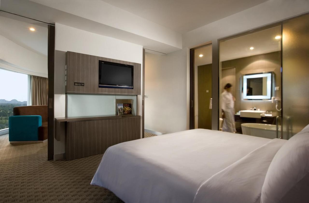 Novotel Bangka Hotel & Convention Center Pangkal Pinang Exteriör bild